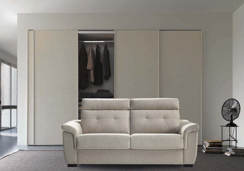 sofa blanco de dos puestos en una sala