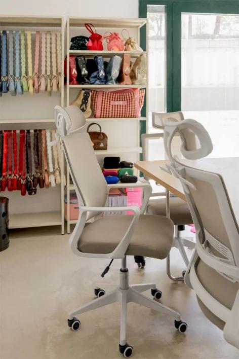 Silla de oficina con ruedas y reposabrazos en polipropileno Teill Colors
